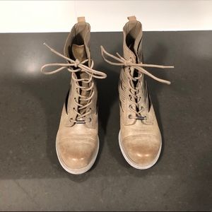 TAN COMBAT BOOTS BY SAM EDELMAN IN STYLE “GATSON”